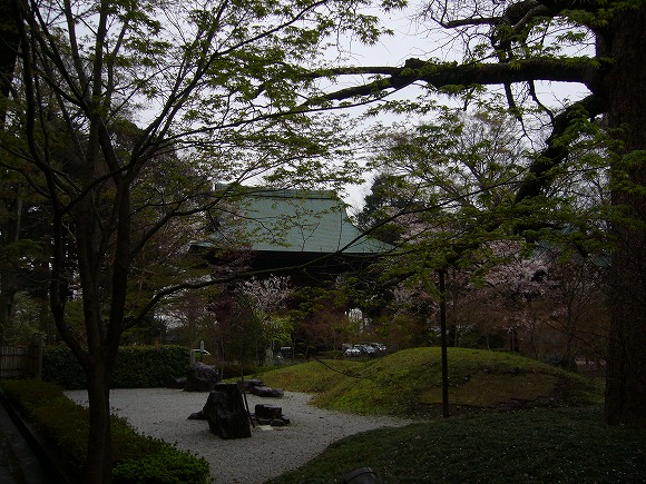 庭園を通して総門をみると京都のお寺のよう